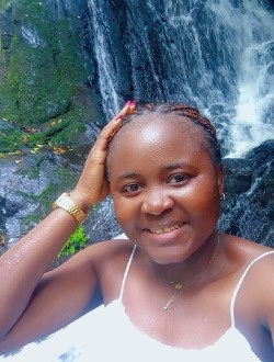 Leila's profile, a single 29-year-old a woman in Douala