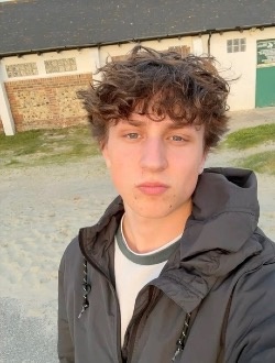 Lucas's profile, a single 18-year-old a man in Nantes