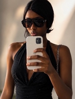Inaya's profile, a single 21-year-old a woman in Lomé
