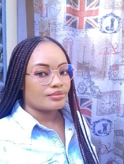 Angela's profile, a single 36-year-old a woman in 1200 Logements