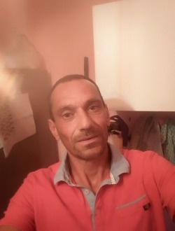 Luigi's profile, a single 44-year-old a man in Paris