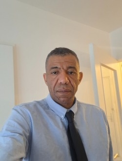 Waran's profile, a single 49-year-old a man in Paris