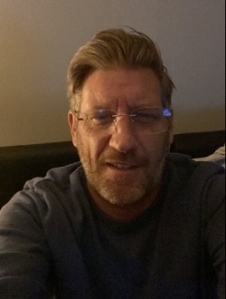 Sam's profile, a single 48-year-old a man in Paris