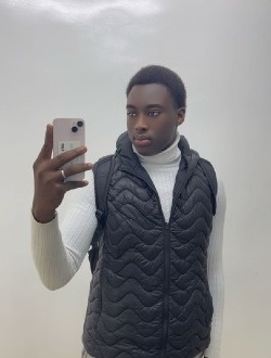 Momo's profile, a single 18-year-old a man in Dakar
