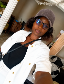 Flore's profile, a single 27-year-old a woman in Momingou