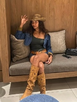 Monica's profile, a single 28-year-old a woman in 1ER Arrondissement