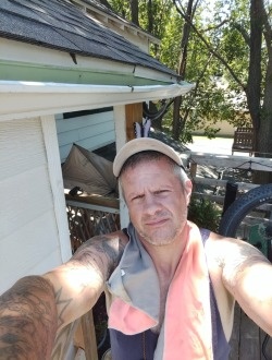 Aaron's profile, a single 43-year-old a man in Wichita