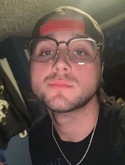 Eli's profile, a single 18-year-old a man in Aurora