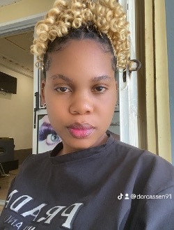Queen's profile, a single 32-year-old a woman in Yaoundé