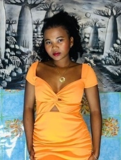 Camilla's profile, a single 18-year-old a woman in 1ER Arrondissement