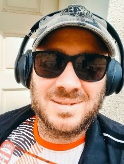 Panda's profile, a single 43-year-old a man in Ariana