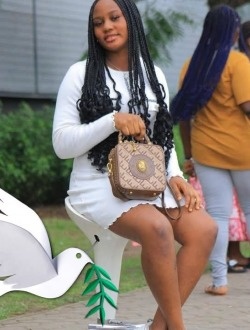 Caroline's profile, a single 19-year-old a woman in Douala