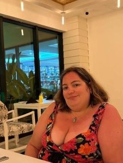 Lina's profile, a single 34-year-old a woman in Anjou