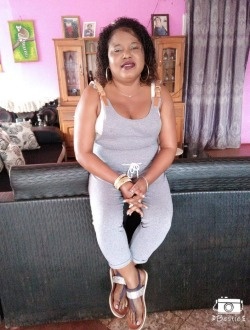 Sophie's profile, a single 52-year-old a woman in Aharana