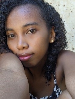 Florida's profile, a single 25-year-old a woman in Ambararata-Sofia