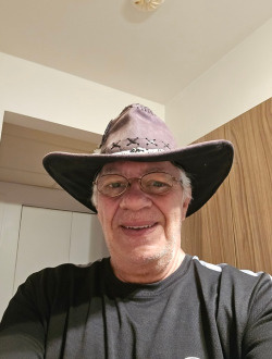 Luc's profile, a single 72-year-old a man in Sherbrooke