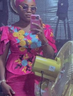 Amina's profile, a single 25-year-old a woman in Douala