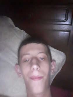 Hugo's profile, a single 18-year-old a man in Béziers