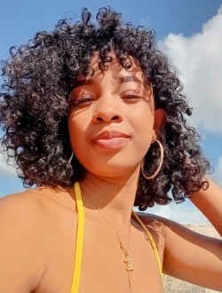 Nia's profile, a single 21-year-old a woman in Port Louis