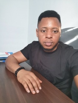 Leonel's profile, a single 33-year-old a man in Douala