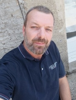 Useh's profile, a single 45-year-old a man in Alençon