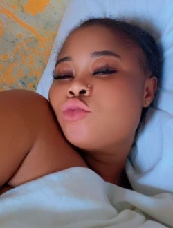 Céline's profile, a single 32-year-old a woman in Douala