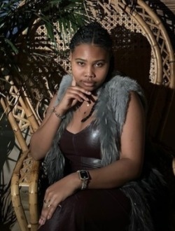 Emma's profile, a single 25-year-old a woman in Antakavana