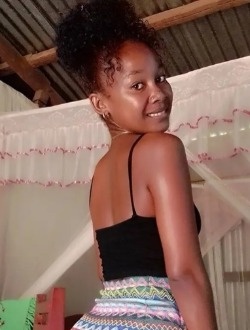 Lalie's profile, a single 18-year-old a woman in Aborano