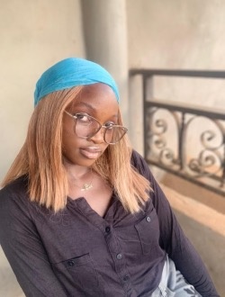 Dress's profile, a single 19-year-old a woman in Yaoundé