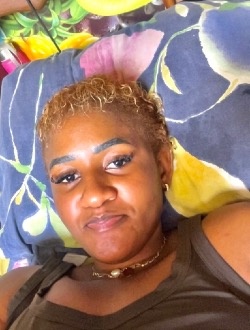 Stan's profile, a single 24-year-old a woman in Douala