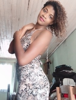 Méline's profile, a single 31-year-old a woman in Aharana