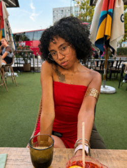 Sarah's profile, a single 25-year-old a woman in Paris