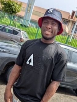 James's profile, a single 29-year-old a man in Logpom