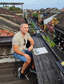 Lucas's profile, a single 44-year-old a man in Trieste