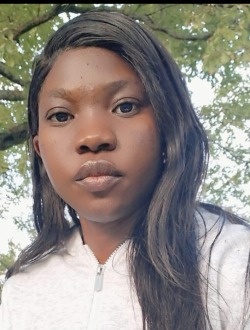 Line's profile, a single 37-year-old a woman in Paris