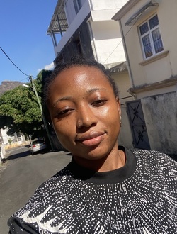 Ladouce's profile, a single 25-year-old a woman in Abercrombie