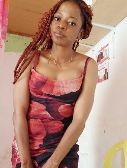 Esther's profile, a single 32-year-old a woman in Québec