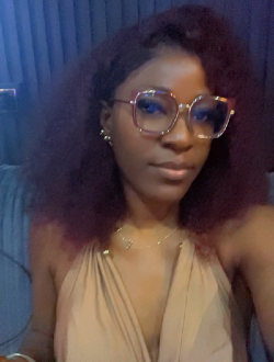 Paola's profile, a single 34-year-old a woman in Douala
