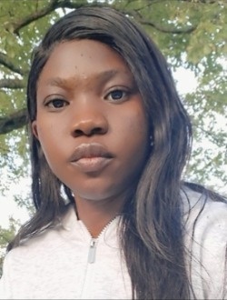 Line's profile, a single 37-year-old a woman in Paris