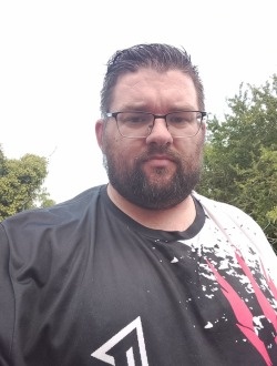Dylan's profile, a single 30-year-old a man in Volvic