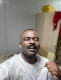Chris's profile, a single 33-year-old a man in Pointe-Noire