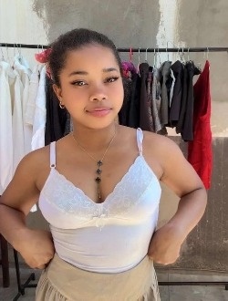 Angelah's profile, a single 18-year-old a woman in Antananarivo