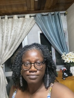 Claire's profile, a single 42-year-old a woman in Douala