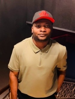 Val's profile, a single 35-year-old a man in Paris
