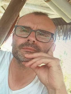 Phil's profile, a single 54-year-old a man in Paris