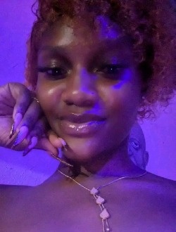 Yvana's profile, a single 22-year-old a woman in Yaoundé