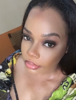 Lau's profile, a single 27-year-old a woman in Paris