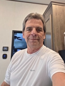 Robert's profile, a single 71-year-old a man in Saint-Philippe