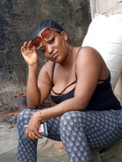 Laure's profile, a single 39-year-old a woman in Douala