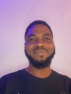 Praise's profile, a single 41-year-old a man in La Vista